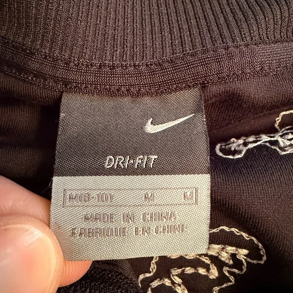 Nike Dri Fit Women’s Size Medium Black Embroidered Track Running Gym Jacket - Picture 4 of 9